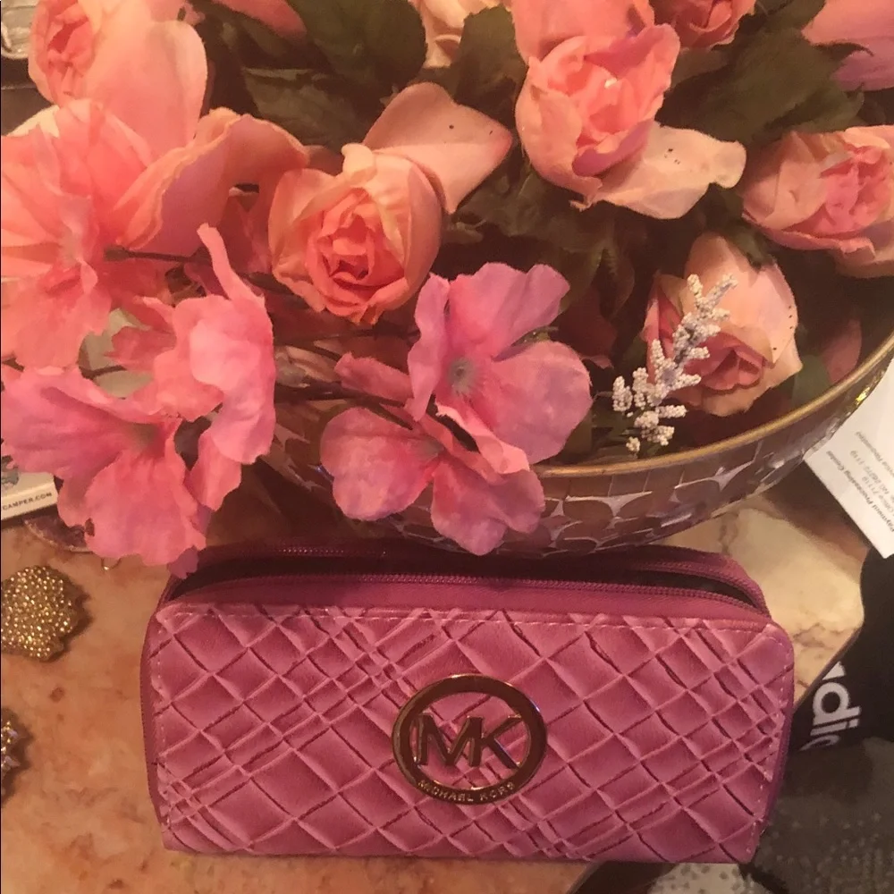 😍Michael Kors Pink Quilted Wallet